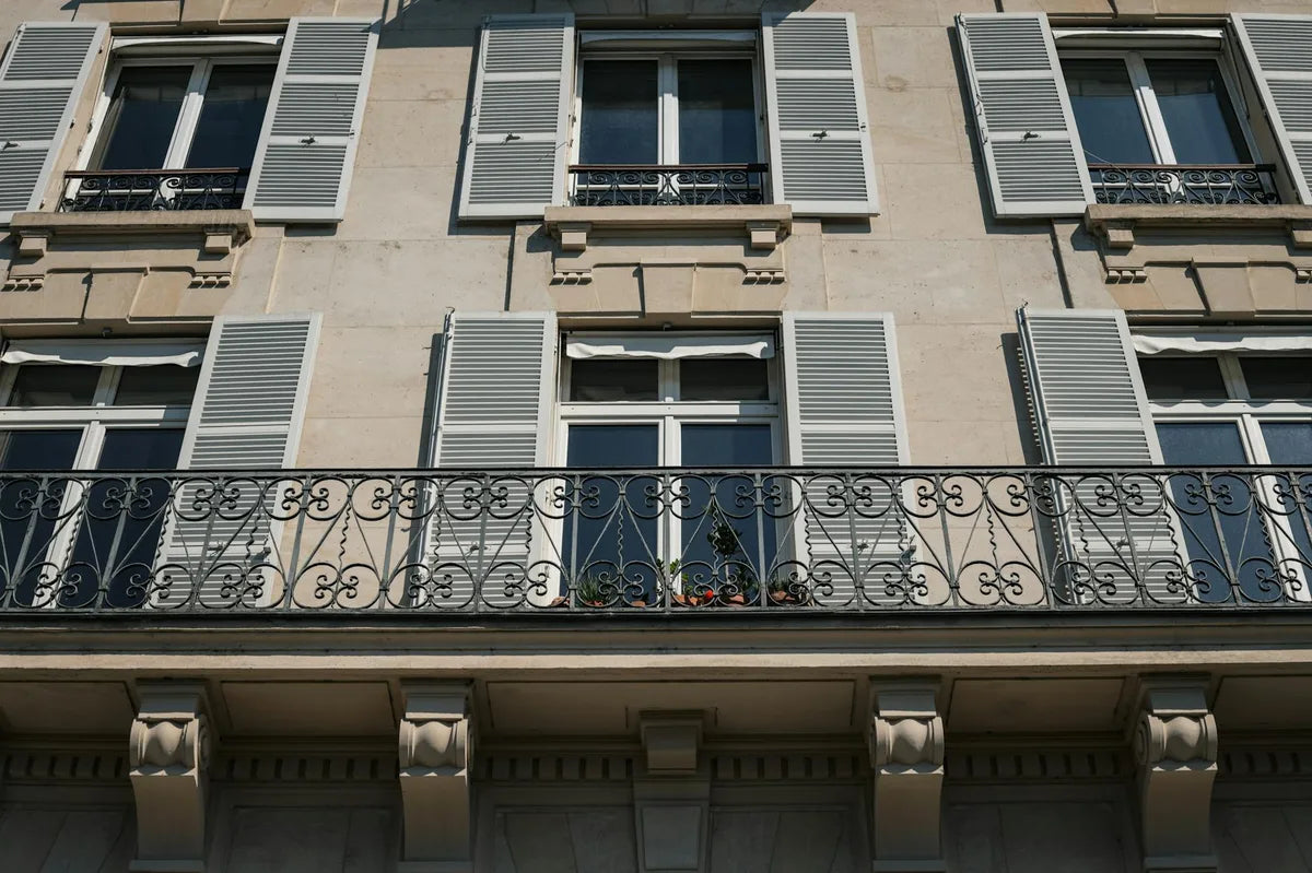 Picture rail on a wooden picture ledge in a Haussmann apartment