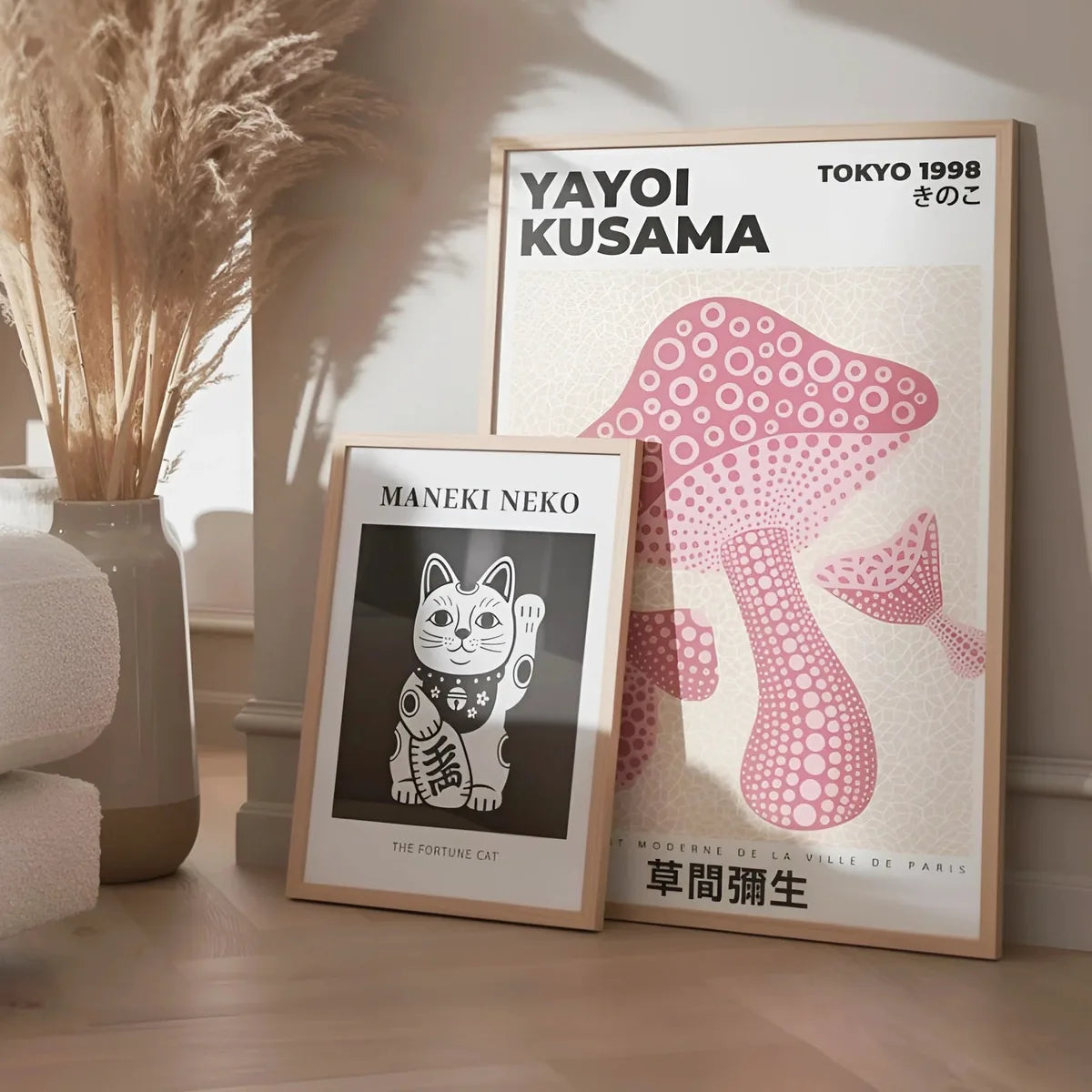 Affiche Yayoi Kusama Maneki Neko encadrée dans un salon avec plantes